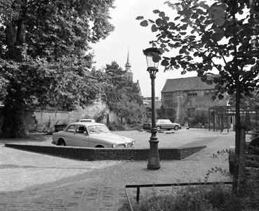 880765 Gezicht op de Abraham Dolehof te Utrecht, vanuit de Abraham Dolehof, met op de achtergrond de achterzijde van ...